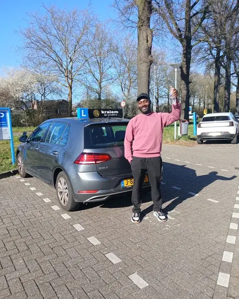 Leerling met duimen omhoog na het behalen van haar rijbewijs bij Rijschool Kraiem
